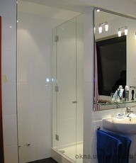 Двери со стеклом в душевые кабины